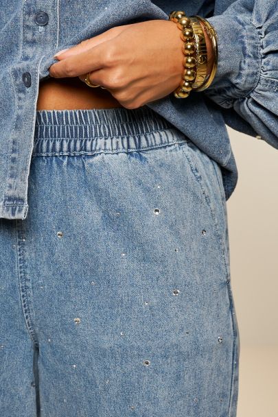 Pantalon large en denim bleu avec ceinture élastique et strass