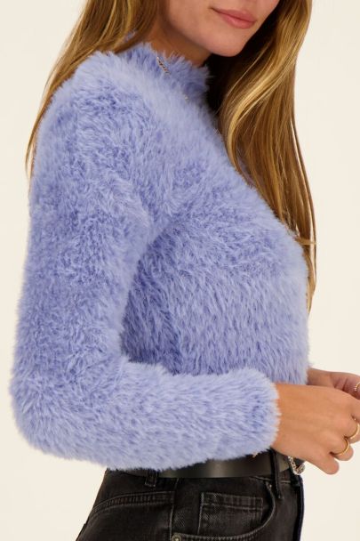 Blauer fluffy Pullover