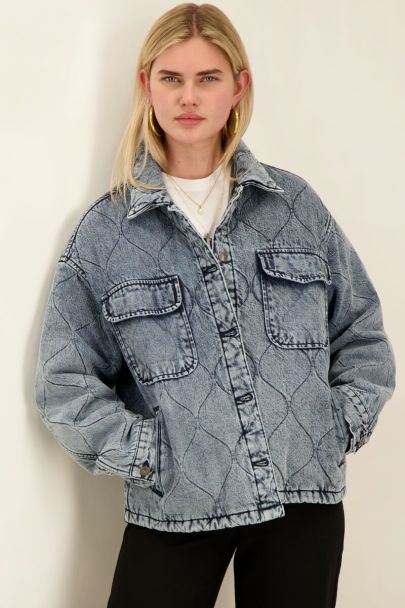 Blaue Jeansjacke gesteppt