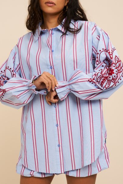 Chemise bleue &agrave; rayures et broderies