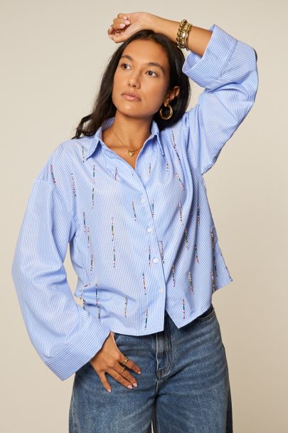 Chemise rayée bleue à franges perlées multicolores