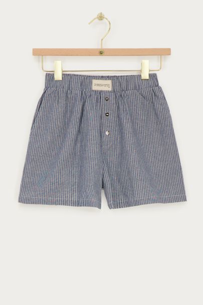 Blau gestreifte Shorts mit Aufnäher