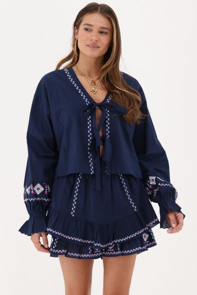 Blauwe top met strikjes & embroidery details