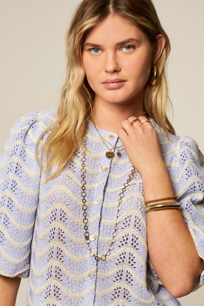 Blauwe top met print en parelmoer knopen