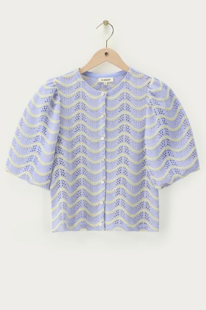 Blauwe top met print en parelmoer knopen