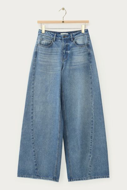 Blaue Jeans mit weitem Bein und schrägem Saum