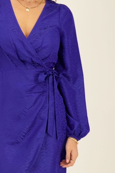 Blaues Überschlagkleid und Zebra Jacquard