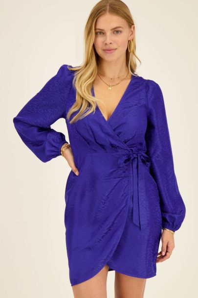 Blaues Überschlagkleid und Zebra Jacquard