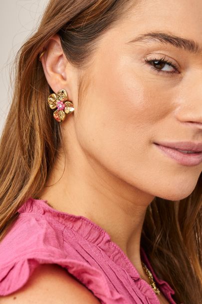 Botanical oorhangers met bloem en roze kralen