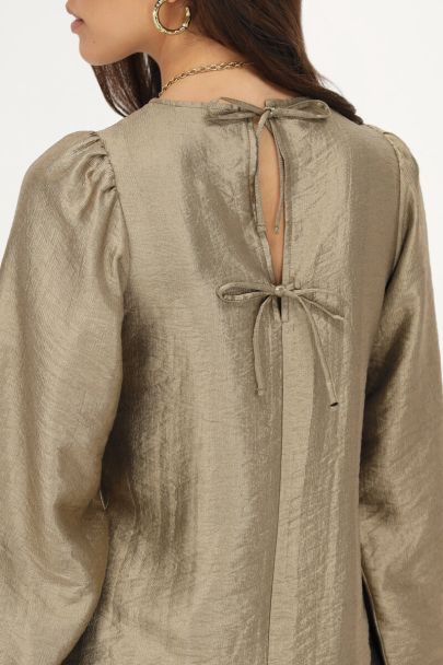 Robe en bronze avec manches bouffantes et nœuds