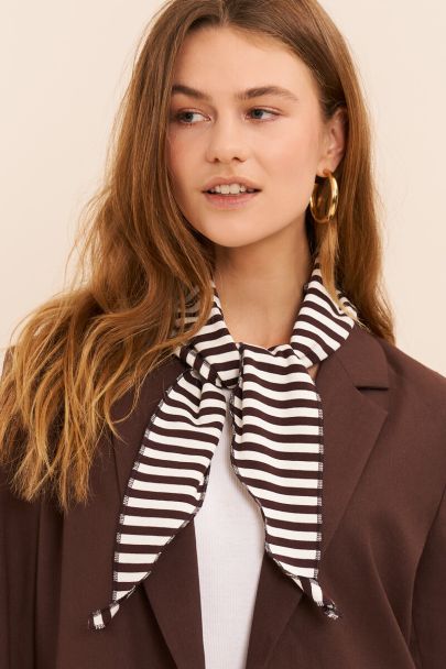 Bruin-wit gestreepte triangle sjaal
