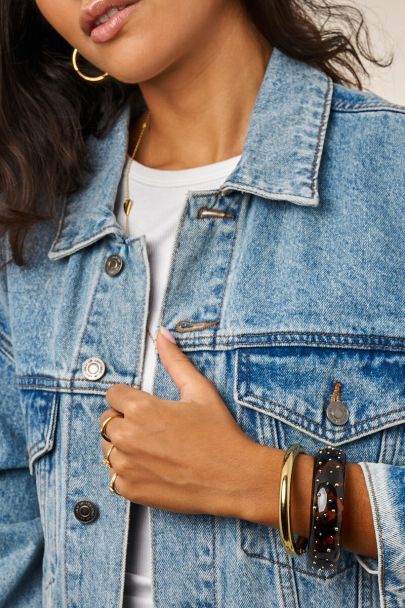 Brauner Armreif mit goldfarbenen Nieten