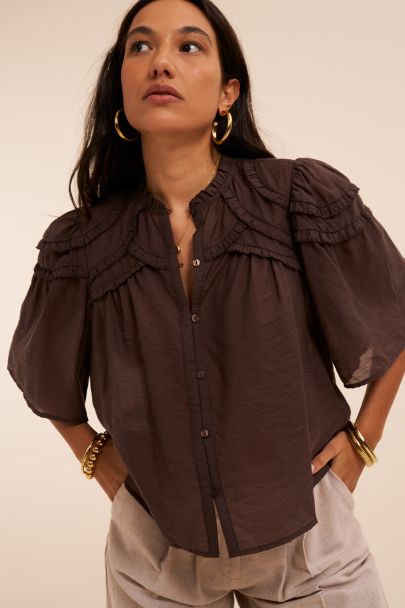 Brown blouse with short sleeves and ruffles