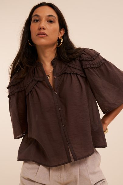 Brown blouse with short sleeves and ruffles