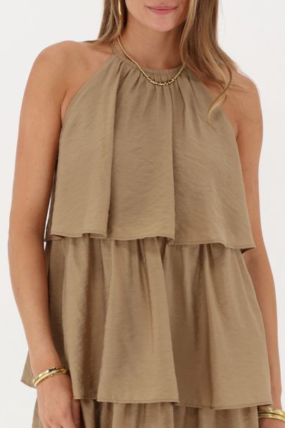 Braunes Neckholderkleid mit Lagen