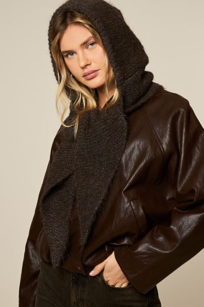 Brauner Kapuzenschal