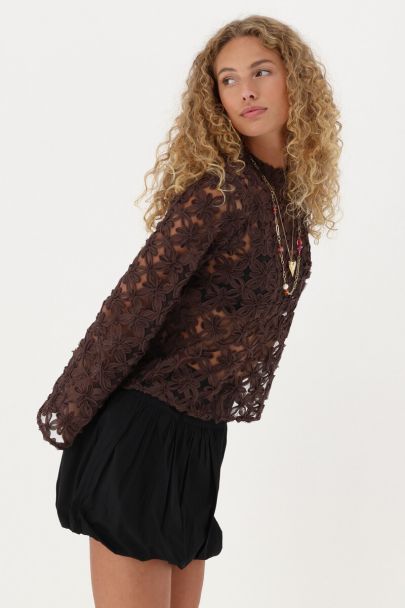 Blouse en maille marron avec fleurs