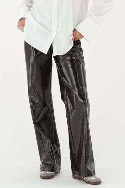 Pantalon aspect cuir marron verni 