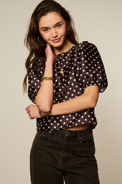 Bruine polkadot top met korte pofmouwen