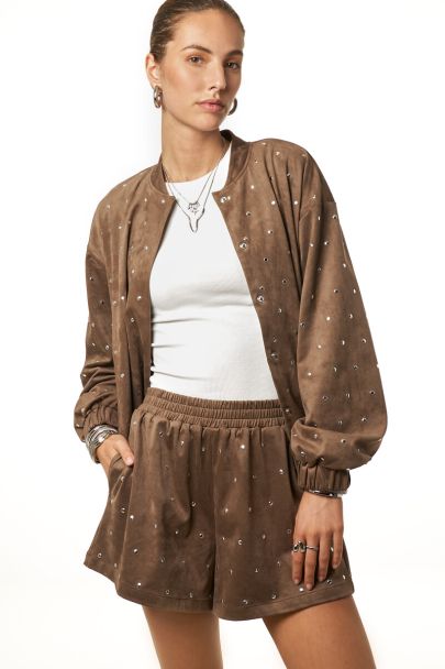 Bruin short in suède look met studs