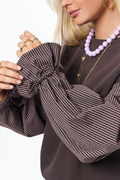 Bruine sweater met gestreepte mouwen