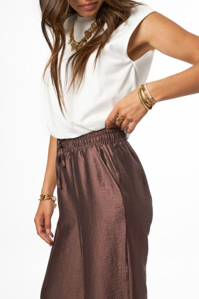 Braune Hose mit weitem Bein in Satinoptik