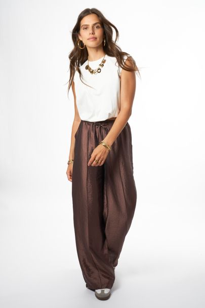 Braune Hose mit weitem Bein in Satinoptik