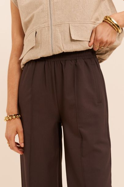 Braune Hose mit weitem Bein und Biese