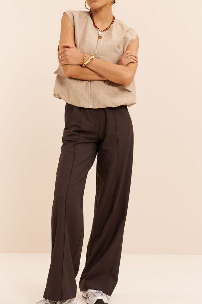 Braune Hose mit weitem Bein und Biese