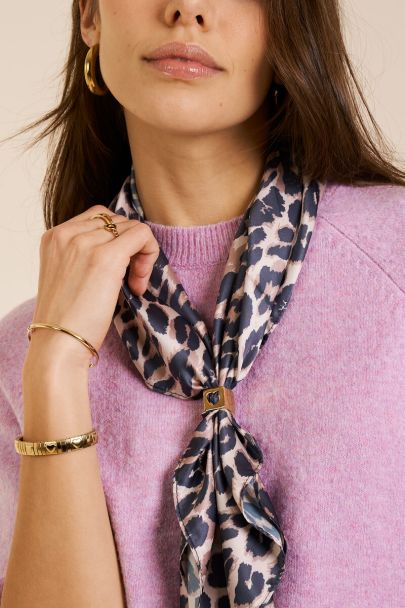 Charm scarf with heart