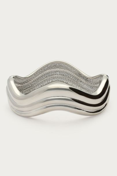 Chunky bangle with swirl