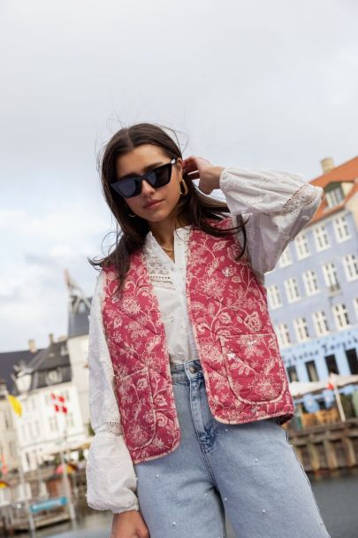 Roze gewatteerd gilet met bloemen