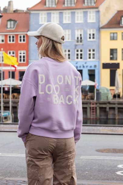Lila Sweatshirt "Don't look back"