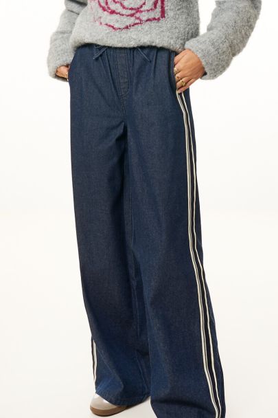Dark blue denim trousers in sporty look