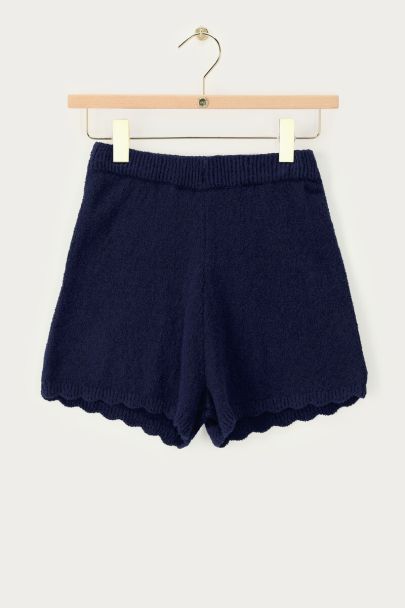 Short bleu foncé à bord festonné