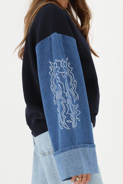 Sweat bleu foncé avec manches en denim