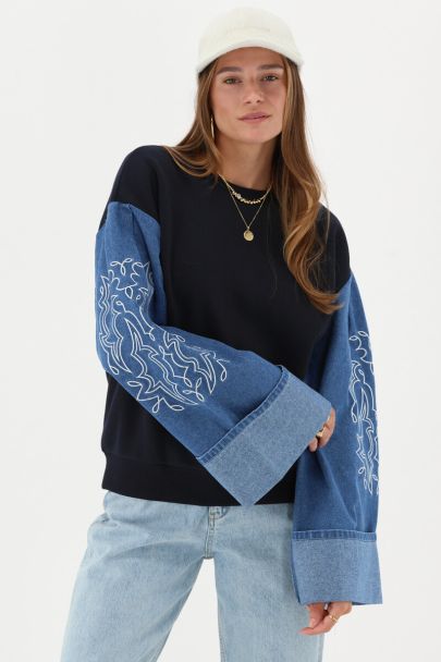 Sweat bleu foncé avec manches en denim
