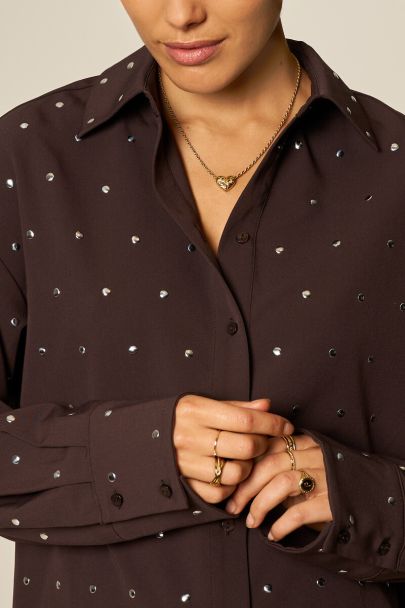 Donkerbruine blouse met zilverkleurige studs