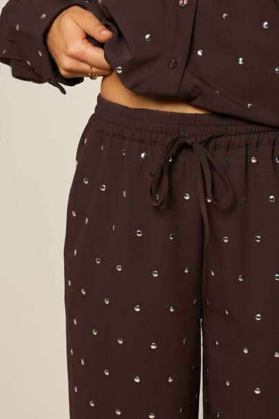 Pantalon marron foncé avec clous argentés