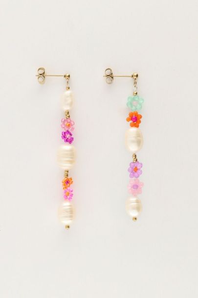 Earrings with freshwater pearls and flowers
