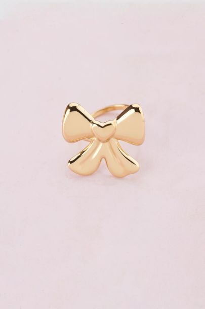 Statement ring with large bow & heart