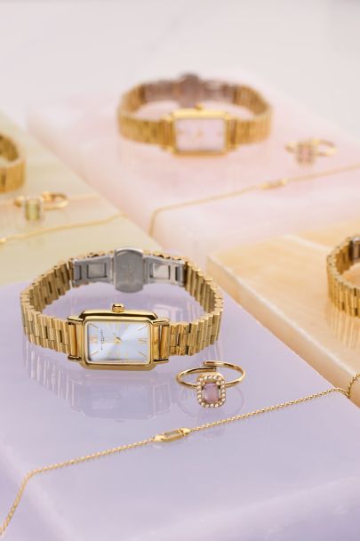 Vierkante horloge met licht blauwe wijzerplaat