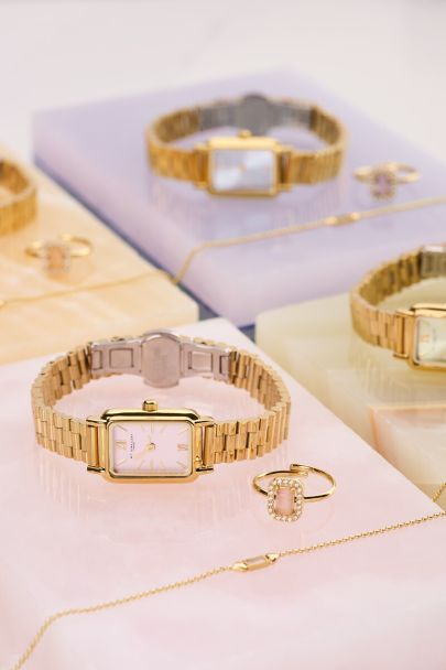 Vierkante horloge met licht roze wijzerplaat