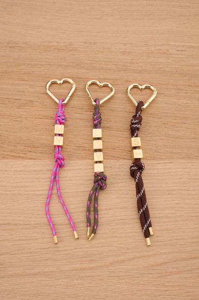 Bag charm met bruin koord