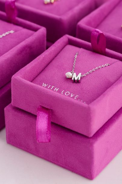 Initial ketting met zoetwaterparel