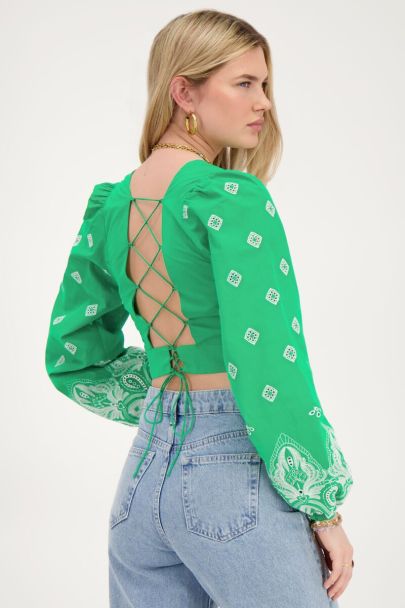 Top vert avec dos noué et broderie