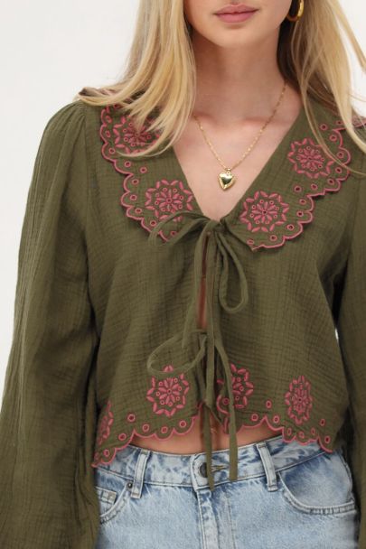 Groene mousseline top met embroidery en strikjes