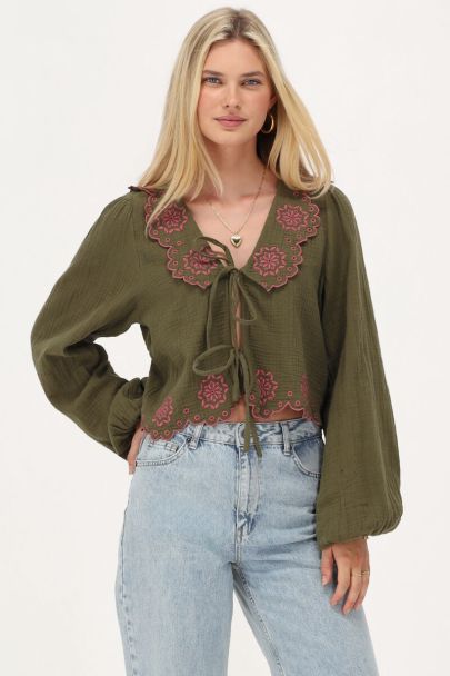 Groene mousseline top met embroidery en strikjes