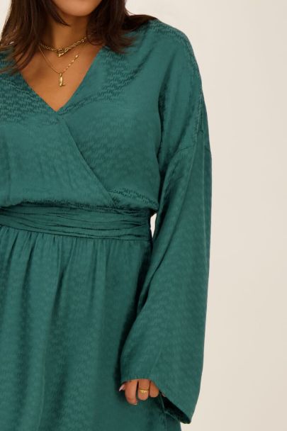 Grünes Kleid in Satinoptik mit MY-Logo