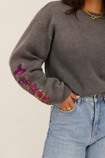 Grauer Pullover mit Blumenstickerei